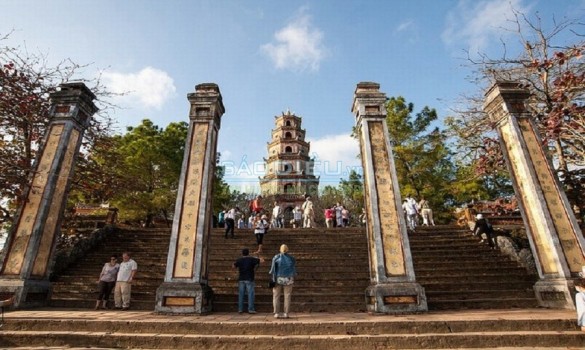 Vãn cảnh xuân chùa Thiên Mụ - danh thắng nổi tiếng bậc nhất ở Huế - Saodieu.vn